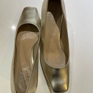 Naturalizer pumps. Gold. Size 9
